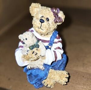 Boyds Bears Megan McBruin & Friends Bear Hugs 1st Edition Figurine 228428 2004